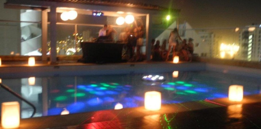 Fiesta en la terraza Piscina 1 Fuente: El 21 Bar Fanpage Facebook