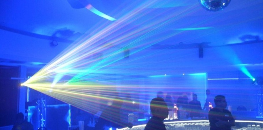 Fiesta Laser  Fuente: El 21 Bar Fanpage Facebook
